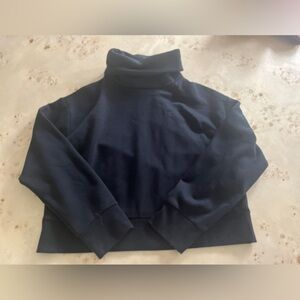 Crop sweatshirt turtleneck